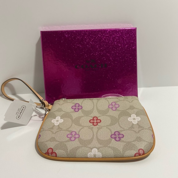 🆕NEW-COACH WRISTLET IN FLORAL PRINT WITH COACH LOGO-C ON IT. VERY STYLISH. - Picture 6 of 6